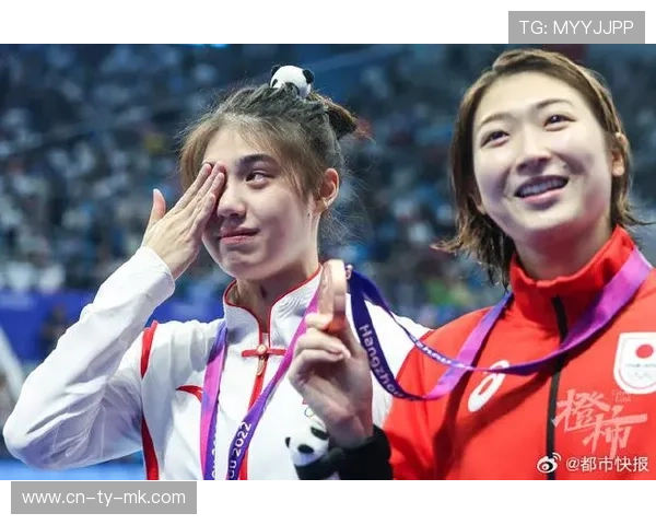 张雨霏与池江璃花子交换徽章，跨越国籍的体育友谊